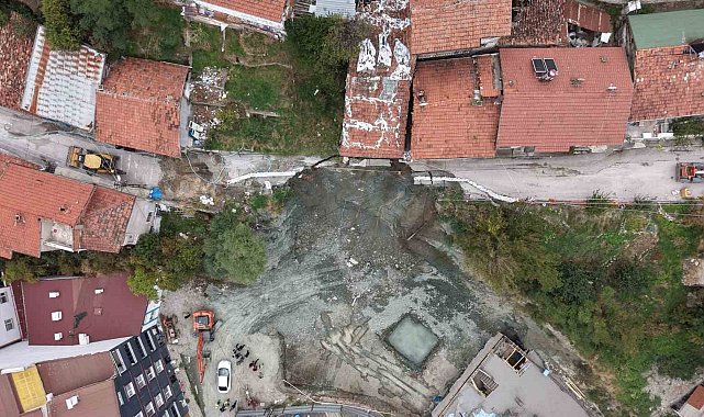 Tokat'ta inşaat alanının yanındaki yol çöktü, iki katlı apartman boşaltıldı