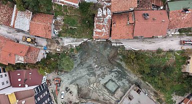Tokat'ta inşaat alanının yanındaki yol çöktü, iki katlı apartman boşaltıldı