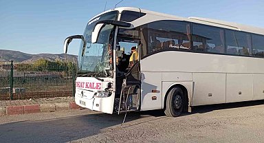 Tokat'ta otobüs ile traktör çarpıştı: 1 yaralı
