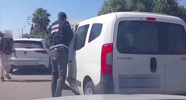 Torbacıların aracının önünü kestiler: 9 kilo skunk ele geçirildi