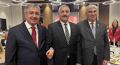 Tören alanında tepki gösteren şehit babası ile Vali Yılmaz resepsiyonda bir araya geldi