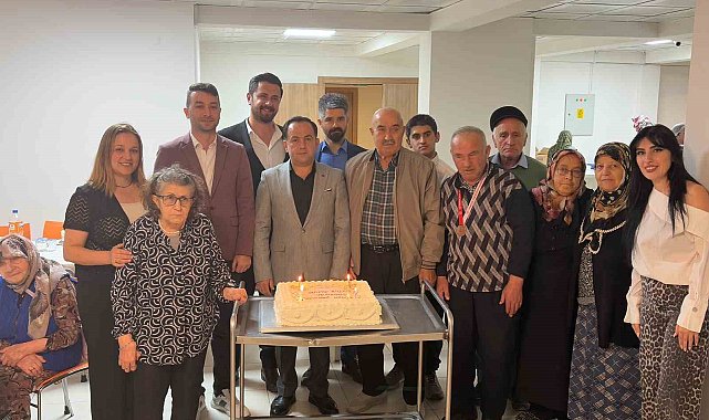 Tosya'da huzurevi sakinleriyle yaş pasta kesildi