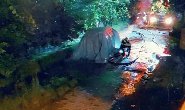 Trabzon'da park halindeki elektrikli otomobil gece yandı