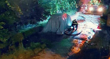 Trabzon'da park halindeki elektrikli otomobil gece yandı