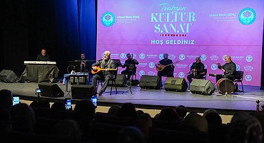 Trabzon'da türkü şöleni! Esat Kabaklı'ya büyük ilgi