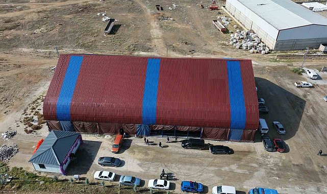 Trabzonspor sevdalısı köye bordo-mavi renklerle halı saha yapıldı