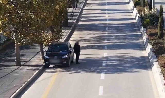 Trafik denetimindeki ilginç anlar dron kamerasında: Aracını bırakıp yaya olarak kaçmaya çalıştı