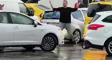 Trafik kilitlendi, sıkışan trafiği açmak için vatandaşlar devreye girdi