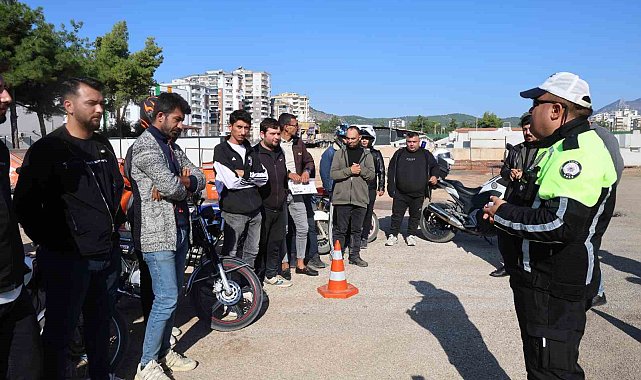 Trafik polisinden motokuryelere uyarı: "Paket yetiştirmek için canınızı tehlikeye atmayın"