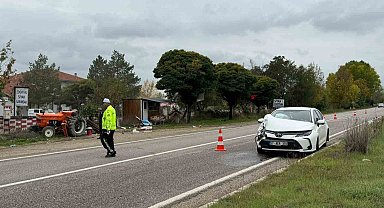 Traktöre çarpan otomobilin sürücüsü yaralandı
