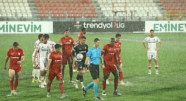 Trendyol Süper Lig'in 10. haftasında oynanan Ümraniyespor - Boluspor müsabakasında yoğun yağmur yağışı ve zeminin ağırlaşması sebebiyle müsabakaya 15 dakika ara verildi.
