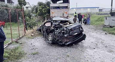 Trenin çarpmasıyla metrelerce sürüklenen otomobildeki anne öldü, oğlu yaralandı