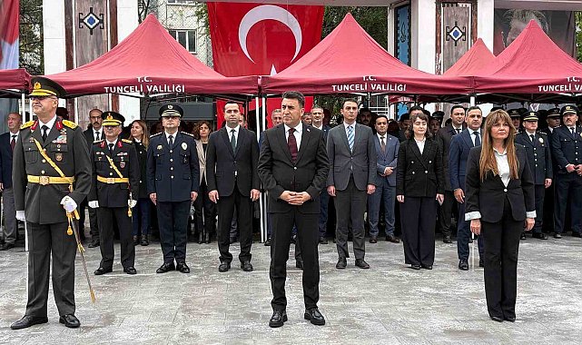 Tunceli'de 29 Ekim Cumhuriyet Bayramı kutlamaları çelenk sunumuyla başladı