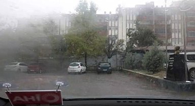 Tunceli'de şiddetli yağış sürücülere zor anlar yaşattı