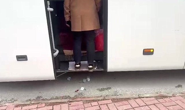 Tur otobüsünden atılan çöpler toplattırıldı