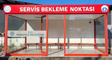 Turgutlu'daki servis durakları temizlenirken vatandaşlara da çağrıda bulunuldu