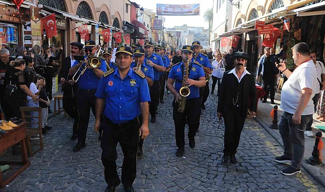 Turistler, tarihi caddede gönüllerince eğlendi