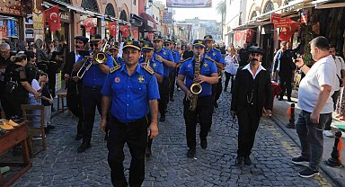 Turistler, tarihi caddede gönüllerince eğlendi