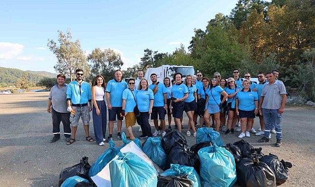 Turizm rehberleri ve belediye ekipleri Çamlı sahilini temizledi