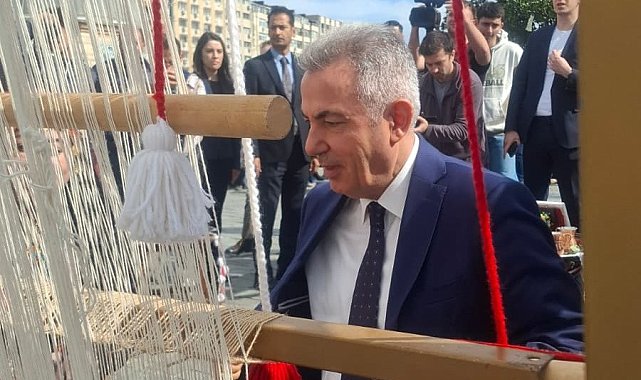 Türk bayrağı dokuma etkinliği başladı: İlk ilmek Vali Elban'dan