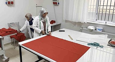 Türk bayrağını kendi elleriyle dikerek milli ve manevi değerleri üretime dönüştürüyorlar