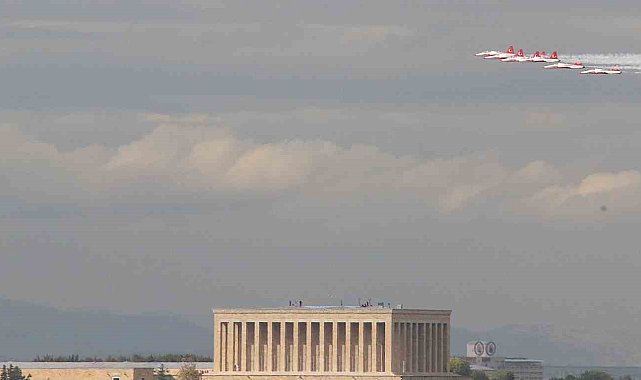 Türk Yıldızları'ndan Ankara semalarında prova uçuşu