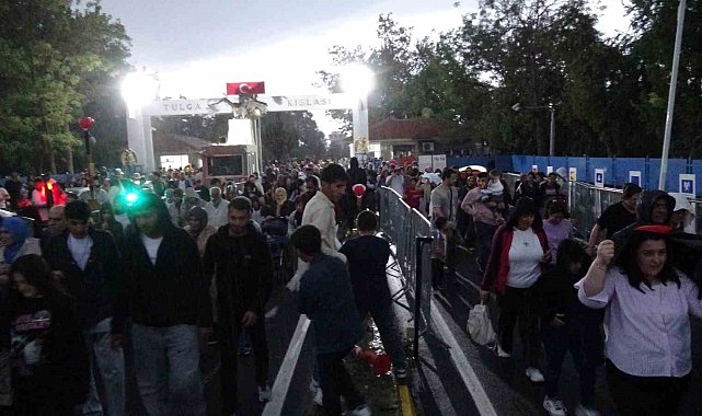 Türk Yıldızları'nın gösterisi için Malatyalılar yağmura rağmen alana akın etti