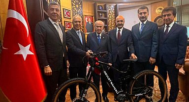 Türkiye Bisiklet Federasyonu heyetinden Devlet Bahçeli'ye ziyaret
