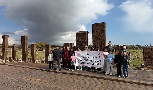 Tutaklı çocuklar Ahlat'ın tarihi mirasını keşfetti