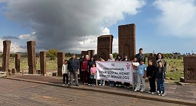 Tutaklı çocuklar Ahlat'ın tarihi mirasını keşfetti