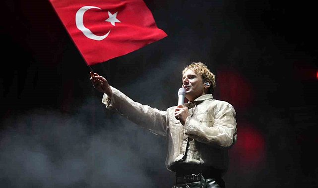 Tuzla'da Cumhuriyet'in 103'üncü yılı Edis konseriyle kutlandı
