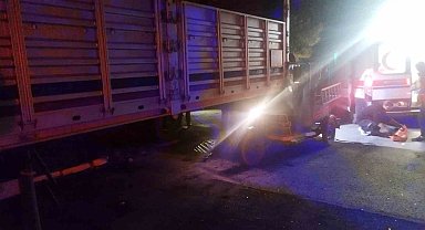 Üç tekerlekli motosiklet park halindeki yarı römorka çarptı: 1 yaralı