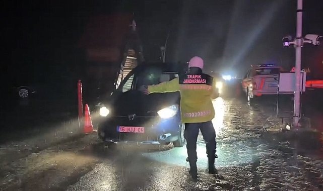 Uludağ'da kar kalınlığı 20 santimetreye ulaştı: Jandarma denetime geçti