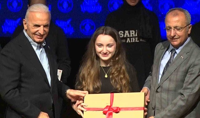 Ümraniye'de şiire ses veren gençler ödüllerine kavuştu
