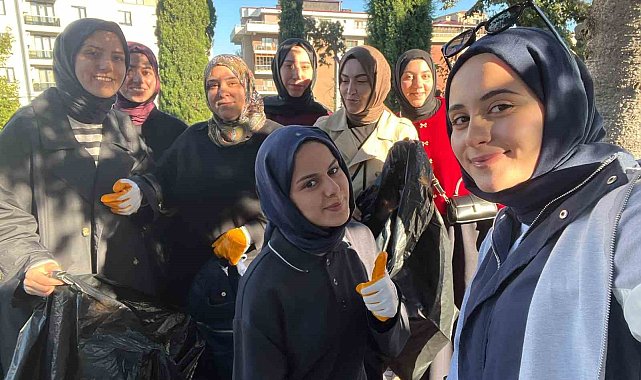 Üniversite öğrencilerinden mezarlıkta temizlik çalışması
