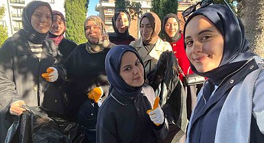 Üniversite öğrencilerinden mezarlıkta temizlik çalışması