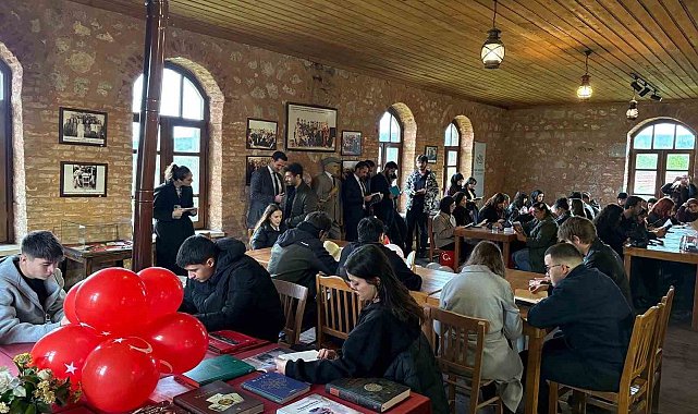 Üniversiteli öğrenciler tarihi Akbaş İlkokulunda kitap okudular