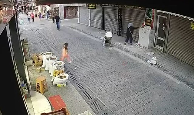 Unutulan gümüş dolu poşeti alıp götürdü: O anlar kamerada