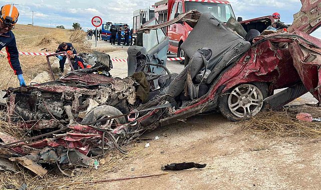 Uşak'ta kamyon ile otomobil çarpıştı: 3 ölü, 1 yaralı