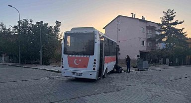 Uşak'ta midibüs ile otomobil çarpıştı: 4'ü çocuk 7 yaralı