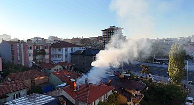 Uşak'ta tek katlı evin çatısında çıkan yangın söndürüldü