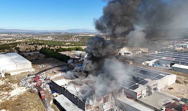 Uşak'ta tekstil geri dönüşüm fabrikasında çıkan yangın kontrol altına alındı
