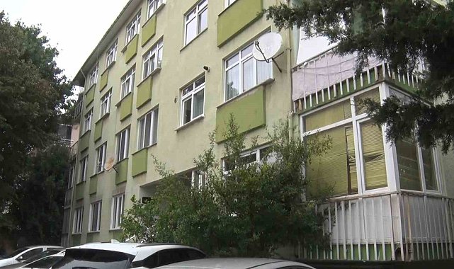 Üsküdar'da rögar patladı: Bodrum katını pis su bastı, apartman sakinleri yardım bekliyor