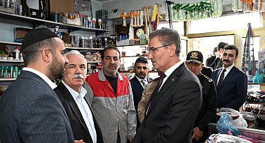 Vali Baruş Karayazı'da esnafla buluştu