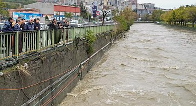 Vali Davut Gül, Kağıthane'de sağanak yağış sonrası incelemelerde bulundu