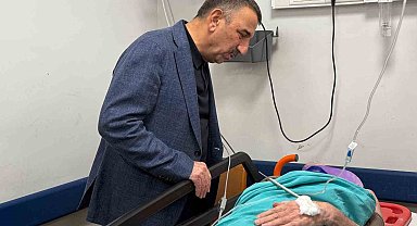 Vali Hacıbektaşoğlu enkazdan çıkarılan yaralıyı hastanede ziyaret etti