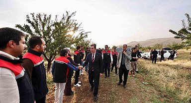 Vali Karakaya, Güroymak'ta badem hasadına katıldı