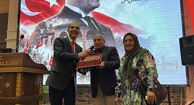 Vali Taşolar, bisikletiyle ve elinde bayrağıyla konvoya katılan Urfullah Çiftçi'yi resepsiyonda ağırladı