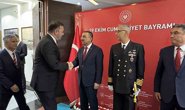 Valilik makamında tebrikat töreni gerçekleşti