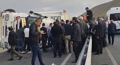 Van yolunda tır devrildi